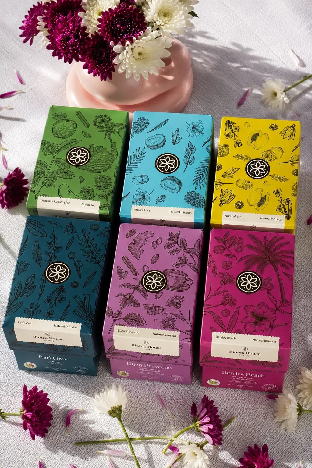 Colección Luxury de Biotea House, seis cajas de té en tonos vivos.