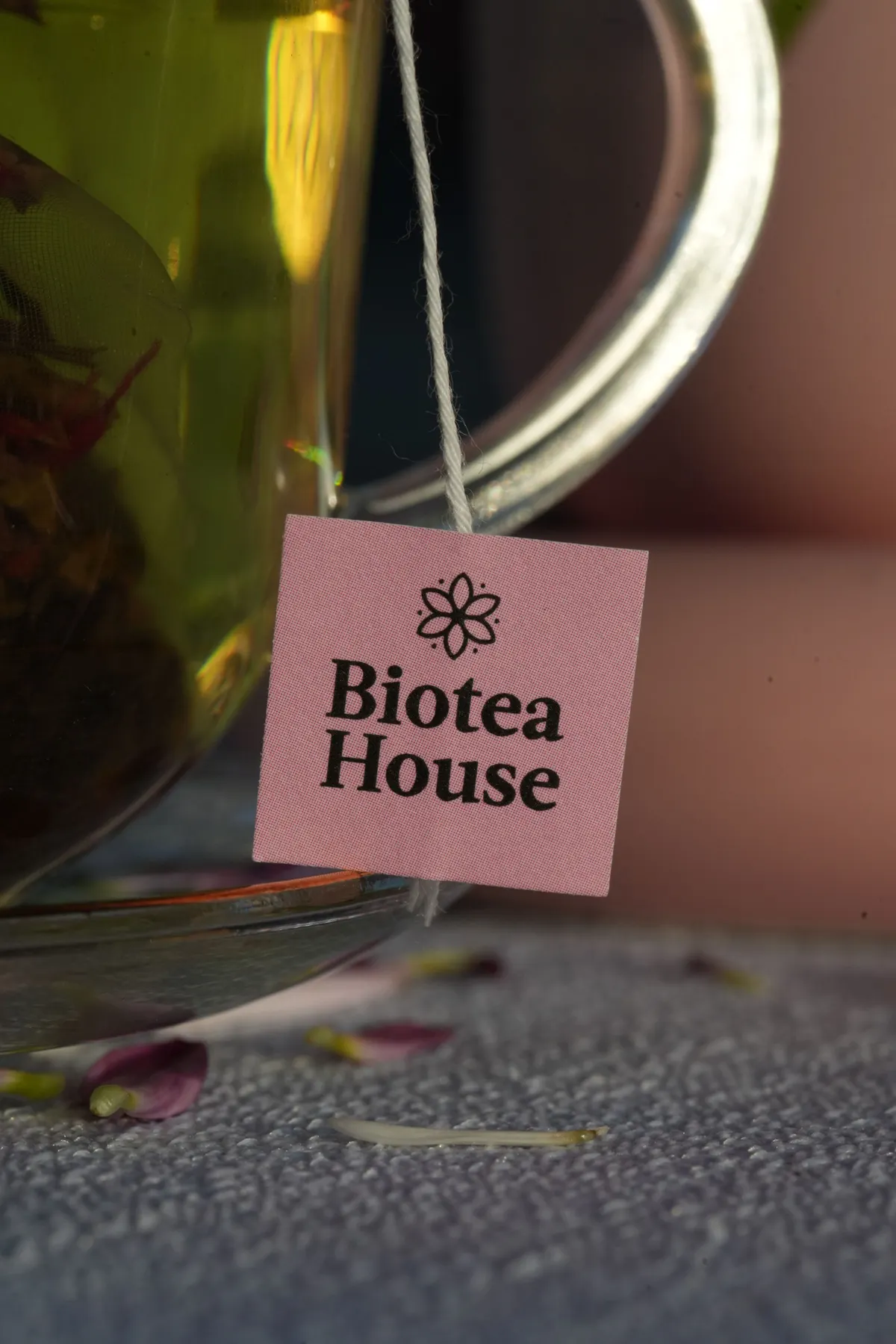 Etiqueta rosa de Biotea House sobre bolsa de te preparada en escena natural