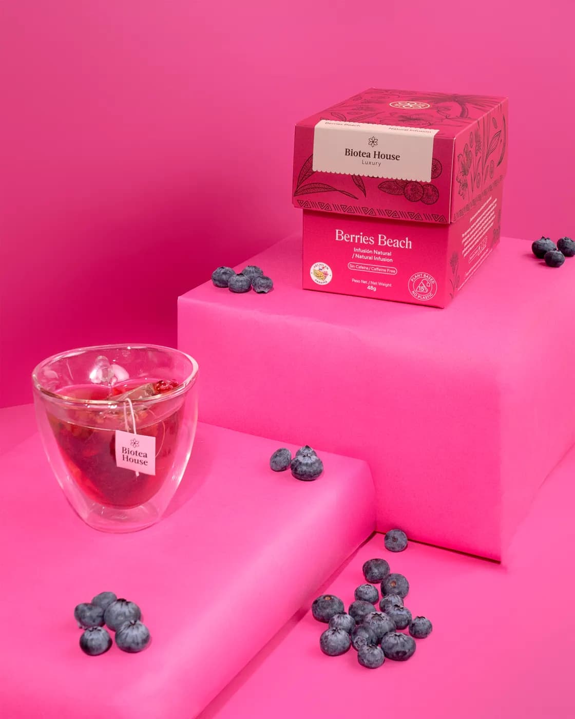 Caja de Berries Beach de Biotea House sobre un fondo rosado.